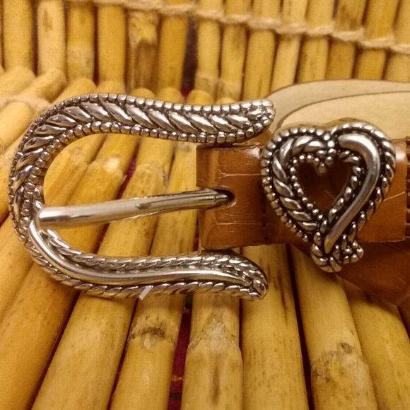 NWOT Brown 100% Leather Belt Silver Hardware Hearts & Buckle Closure Small - Picture 9 of 9